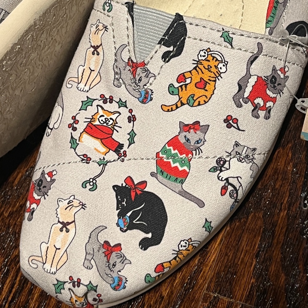 TOMS Christmas Cats Slip On Gray Belmont Shoes Holiday Espadrille Flats NWT - Picture 3 of 8